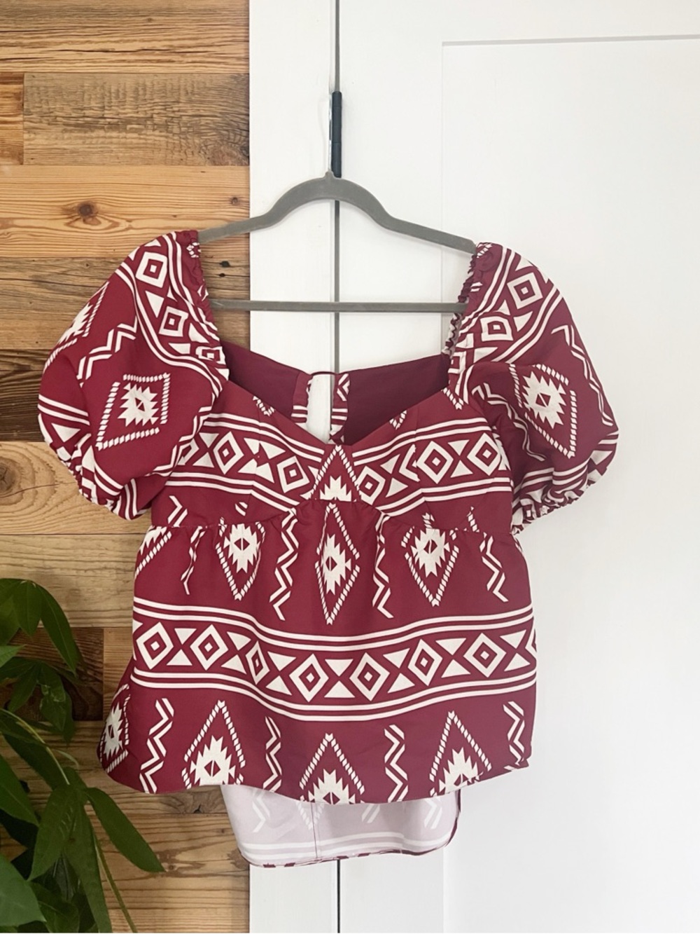 NWT Sachin & Babi Red Lyra Print Short Sleeve Tie Back Blouse Crimson Aztec - Picture 3 of 9